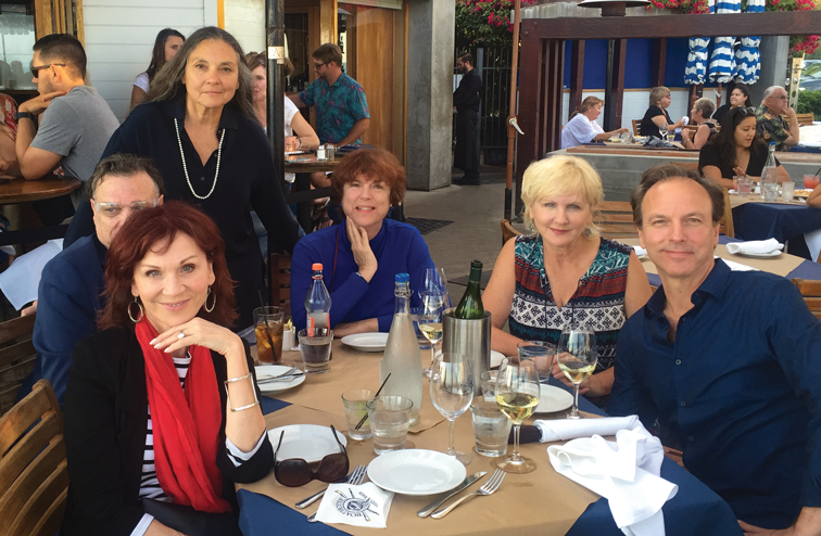 Marilu Henner sitting outside at a restaurant with her five brothers and sisters