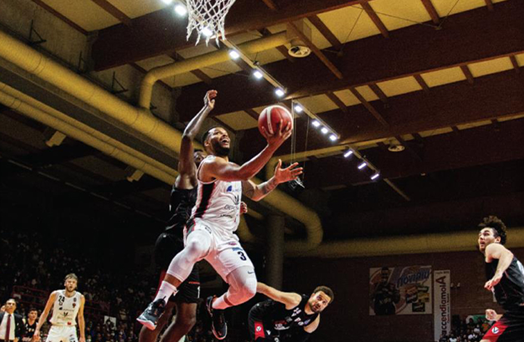 Chris Wright with basket ball in hand about to score during the 2022 Lega Basket Series A playoffs.