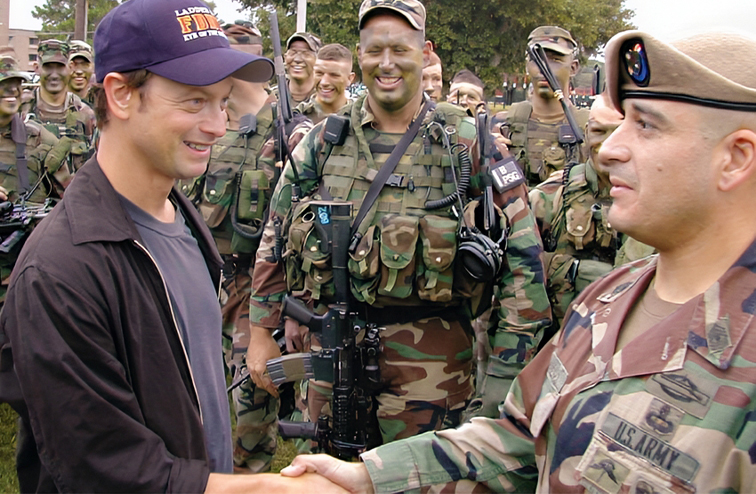 Sinise meeting members of the armed services