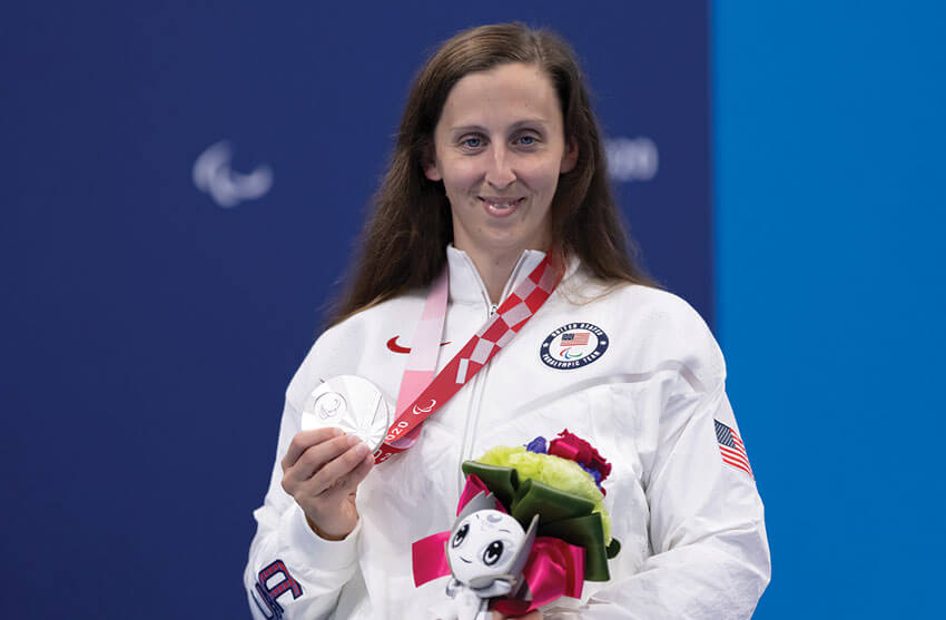 Leanne Smith holding up her silver medal in swimming at the Tokyo Paralympics